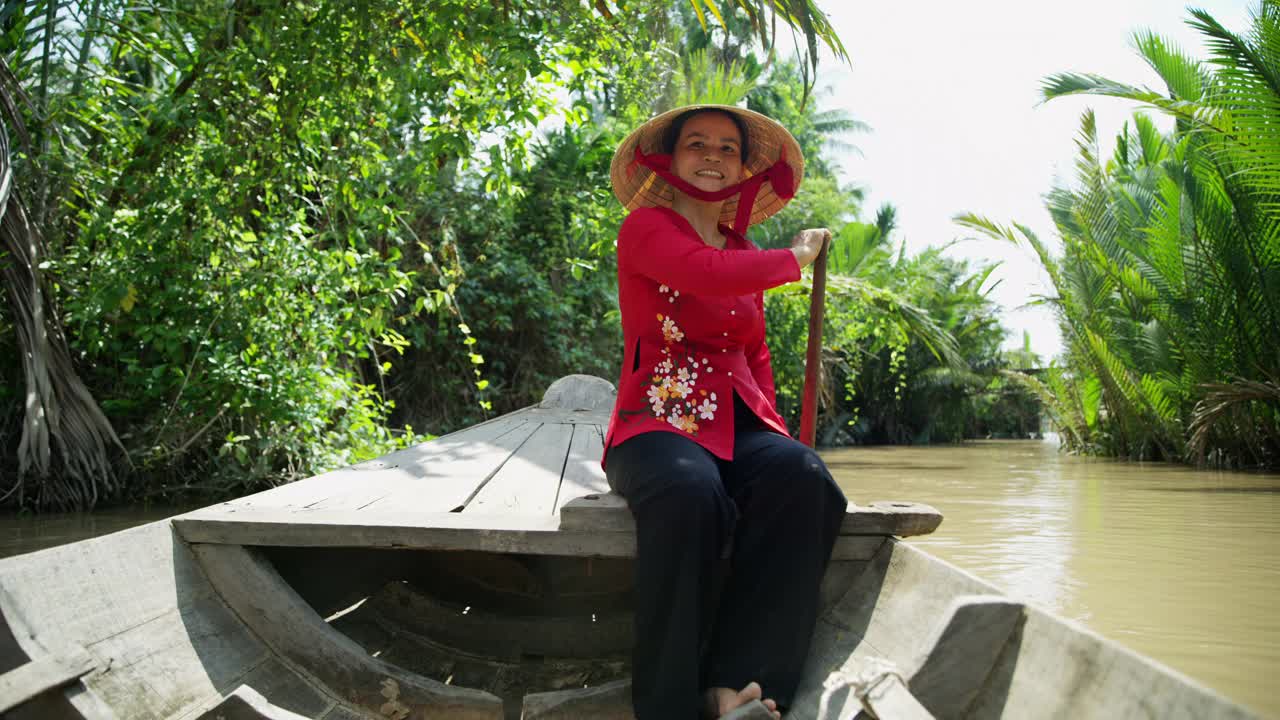 越南女子在圆锥帽划船舢板越南视频素材