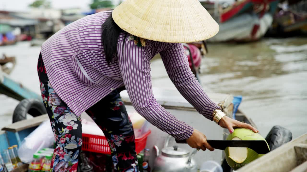 浮动的市场商人用大砍刀切割椰子越南视频下载
