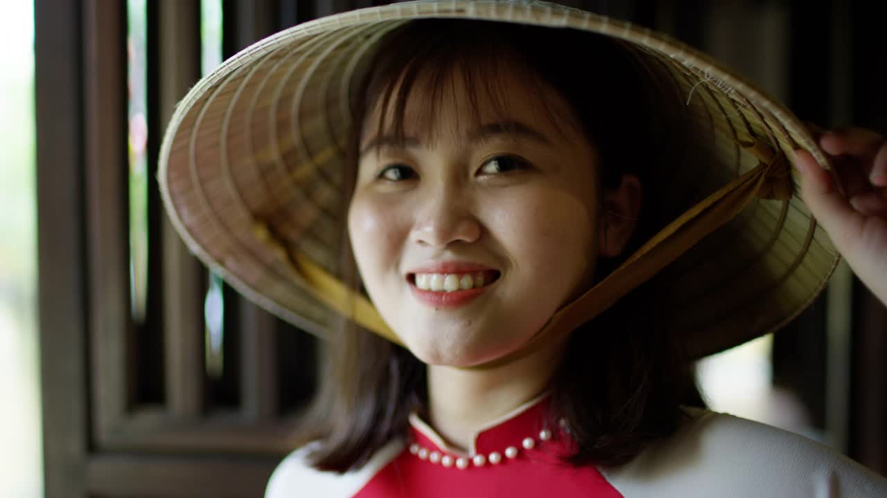 肖像微笑的亚洲女性戴着圆锥帽越南视频下载