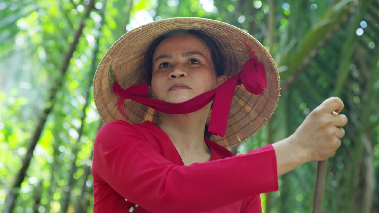 越南女子在越南湄公河划船视频素材