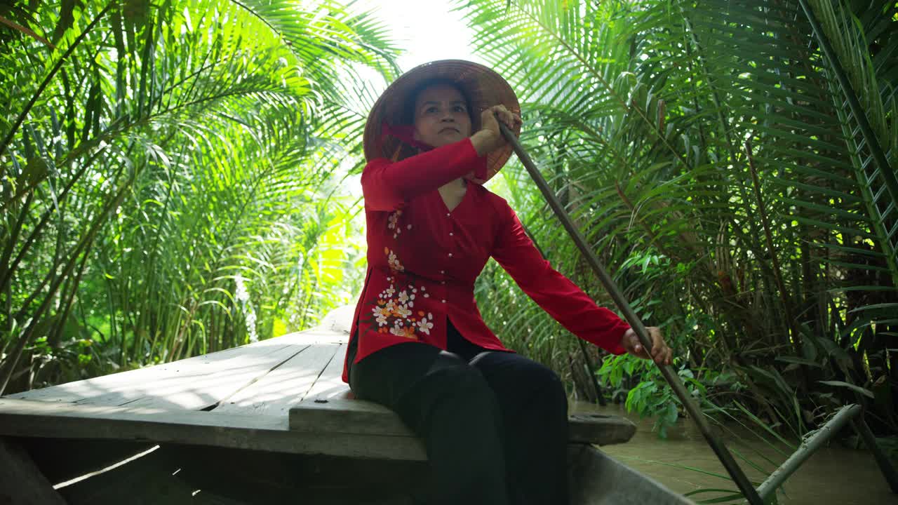 亚洲女士戴着圆锥帽划船舢板越南视频素材