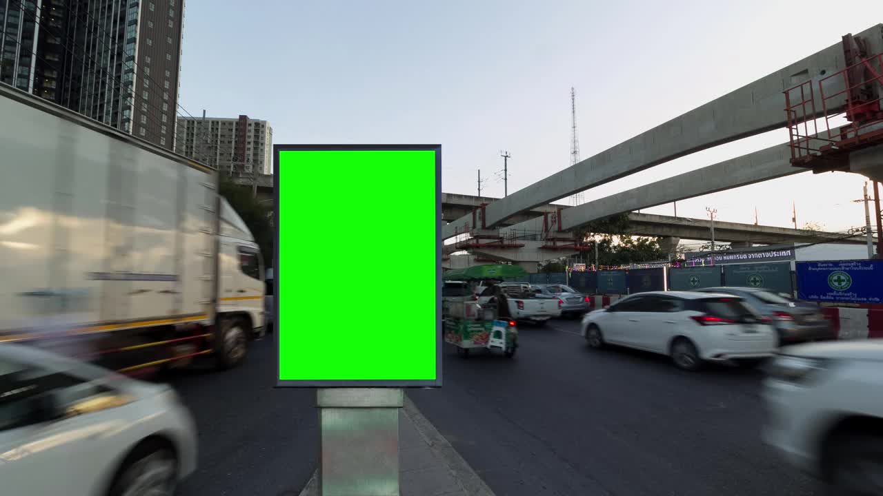 时间流逝，交通城市街道与广告牌绿色屏幕。视频下载