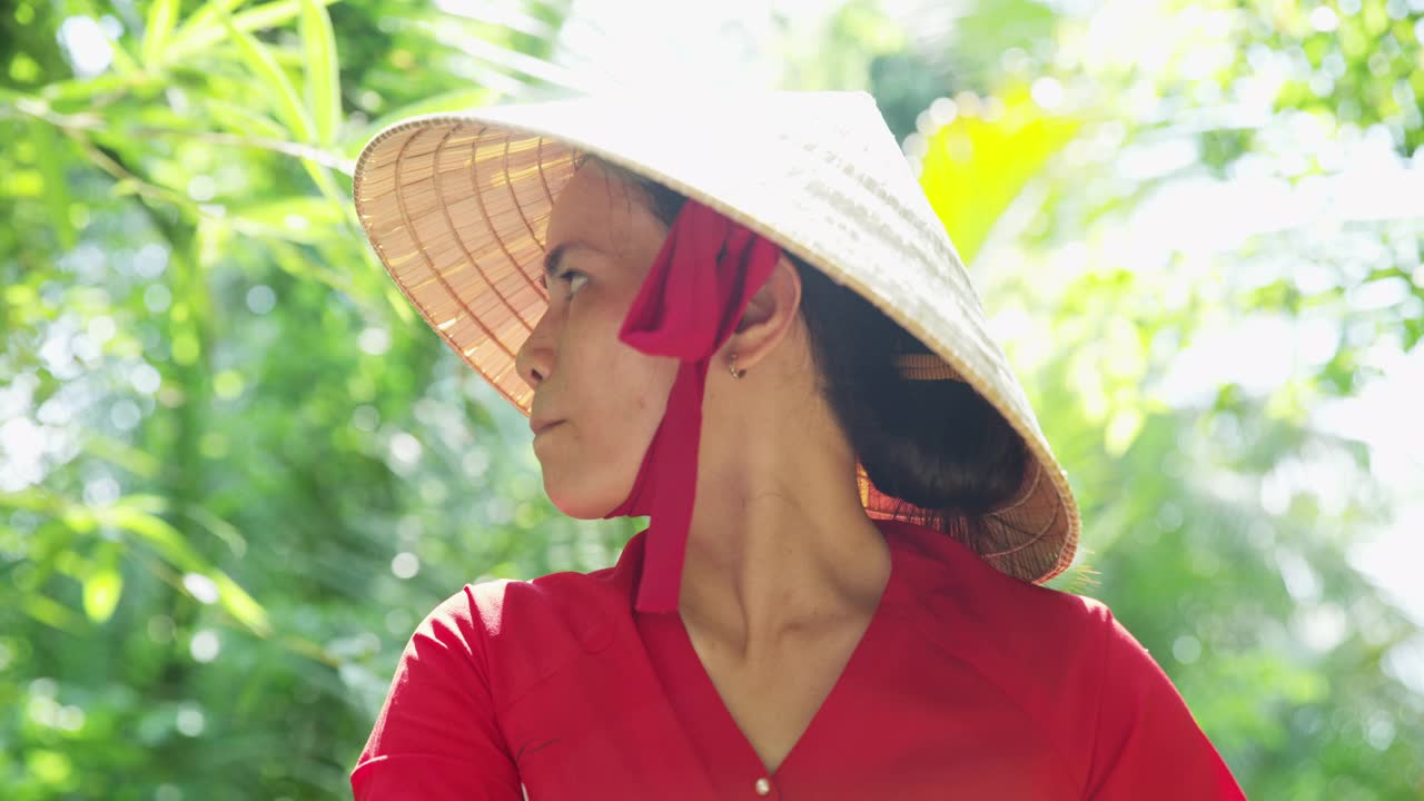 一名越南女性在阳光明媚的越南湄公河上旅行视频素材