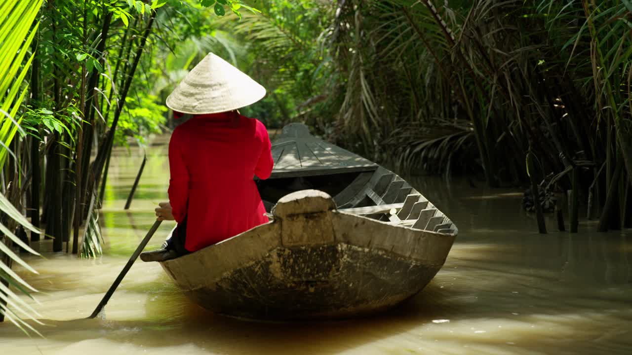 越南湄公河上的传统舢板船视频素材