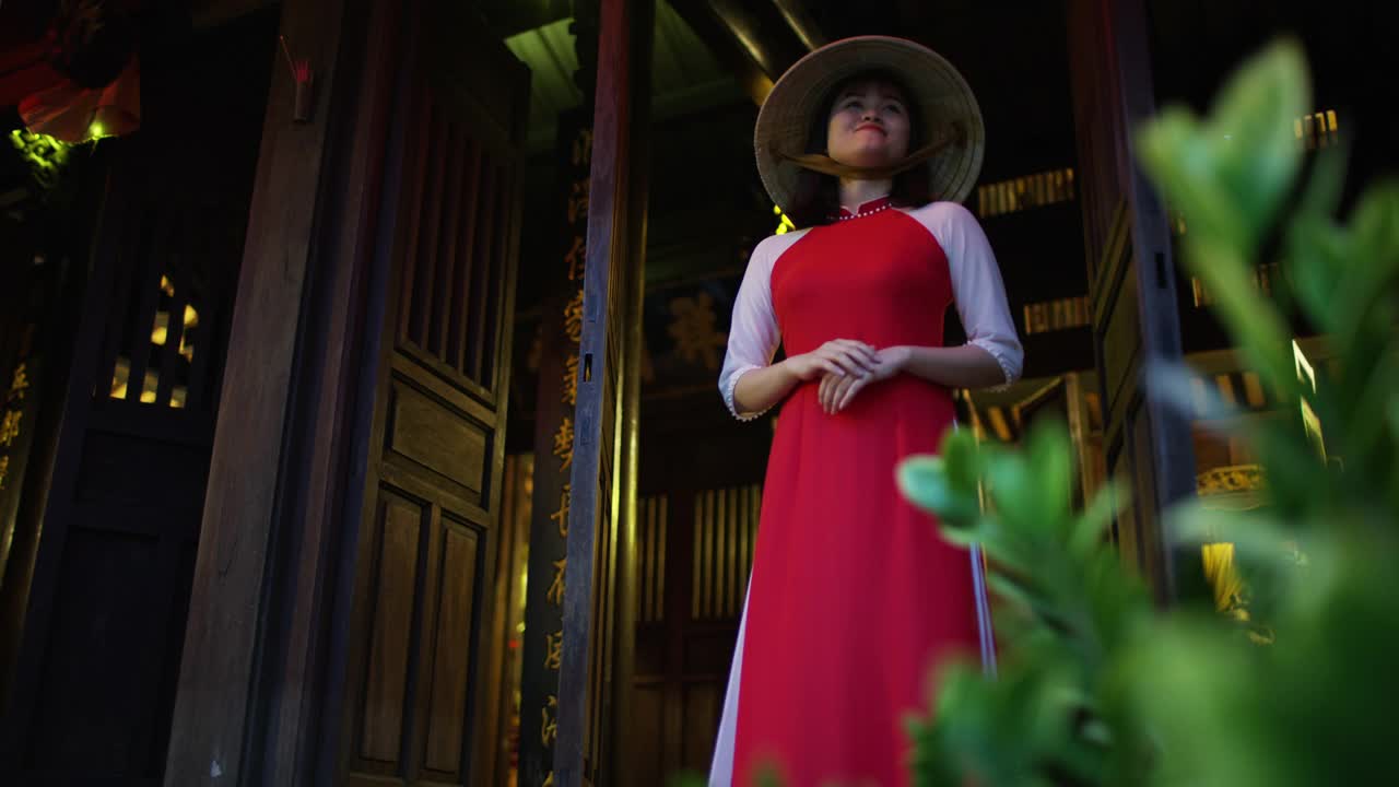 亚洲女性欢迎人们到村庄寺庙越南视频素材