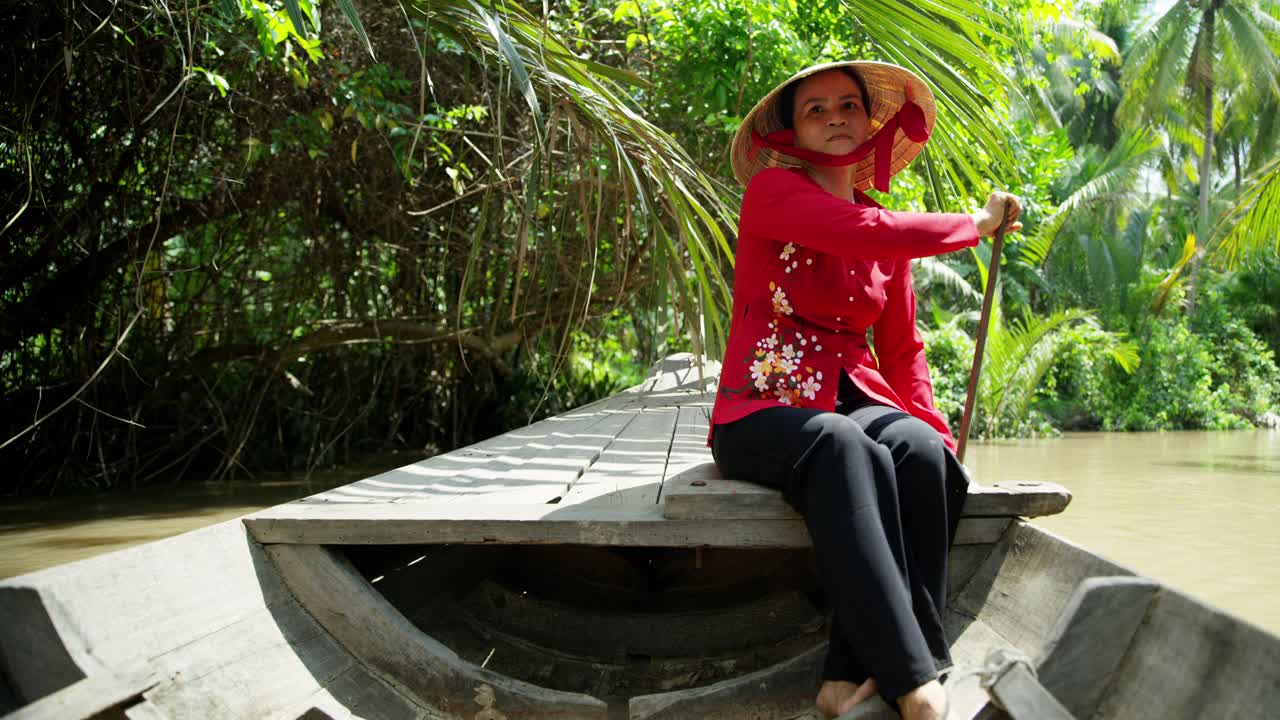 亚洲女性划船舢板在椰子树越南视频素材