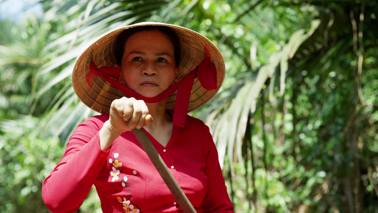 越南女子划船戴着圆锥帽越南视频素材