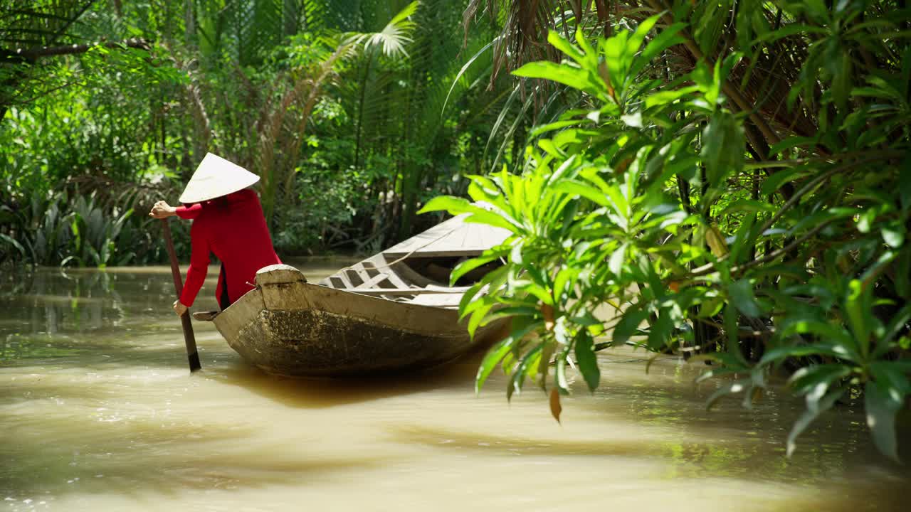 亚洲女性在传统服饰划桨舢板越南视频素材