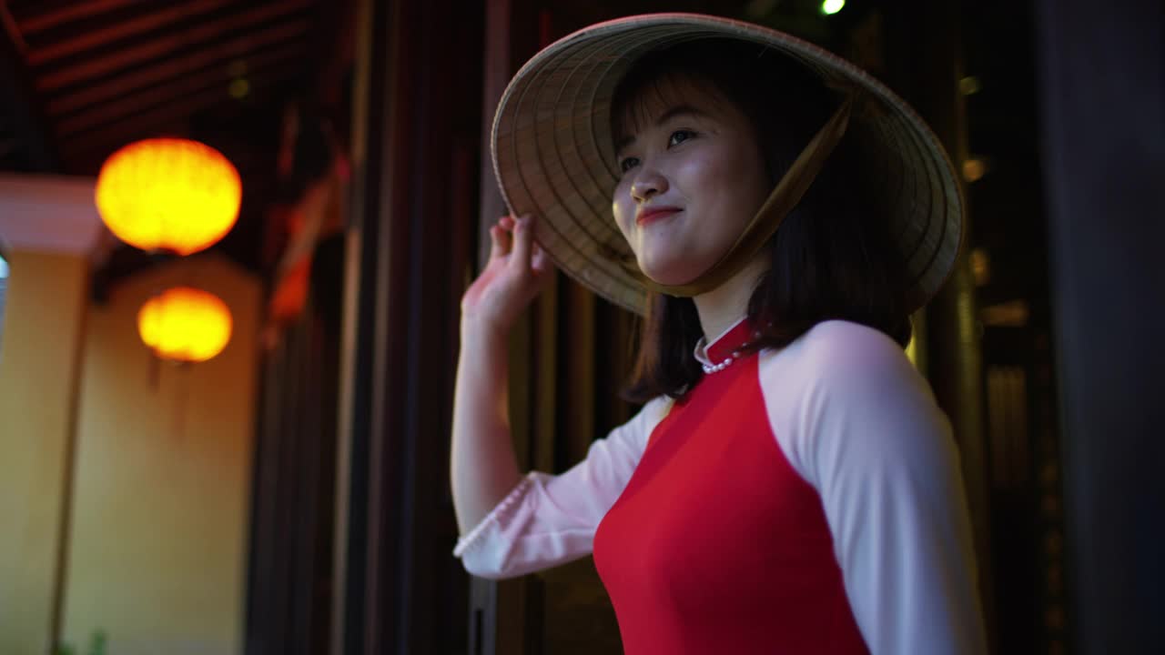 村寨寺庙导游穿着越南传统服饰视频素材