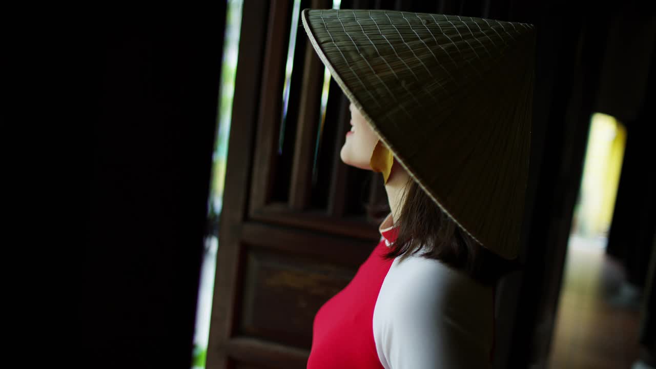 在村庄寺庙里与微笑的亚洲女性越南视频素材