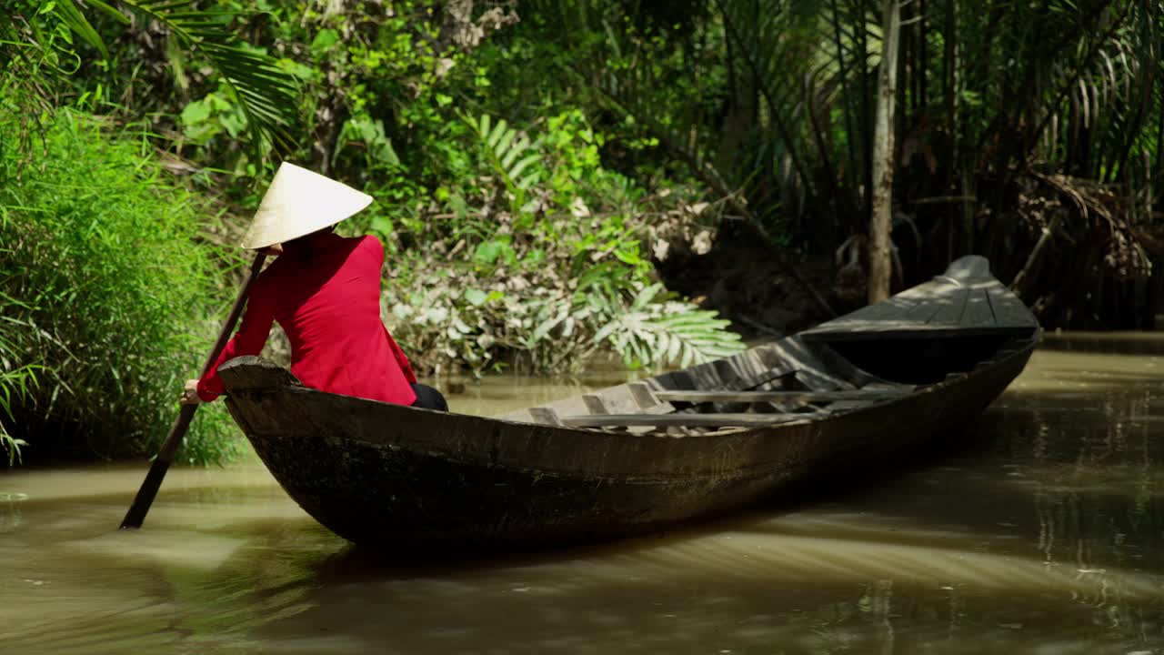 阳光越过湄公河越南女划船越南视频下载