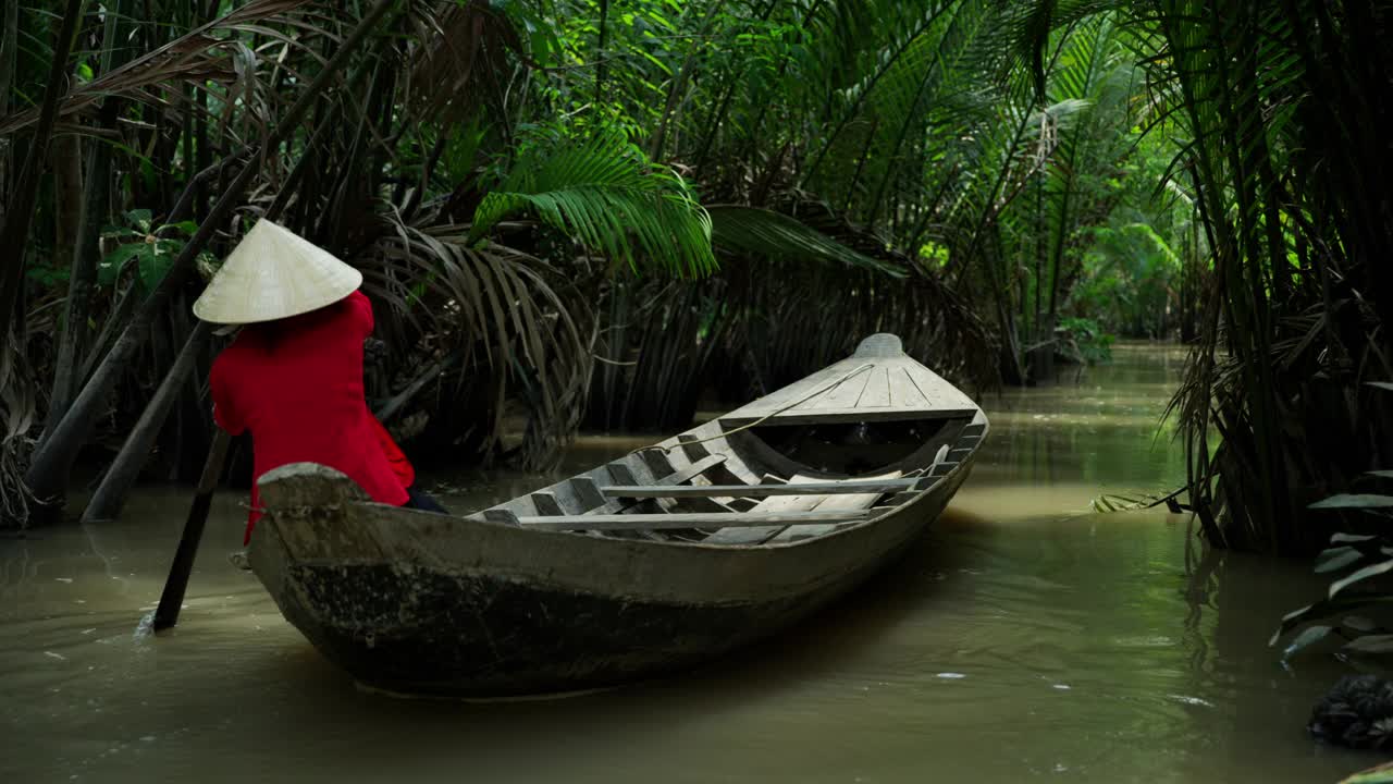亚洲女性划着舢板沿湄公河越南视频下载