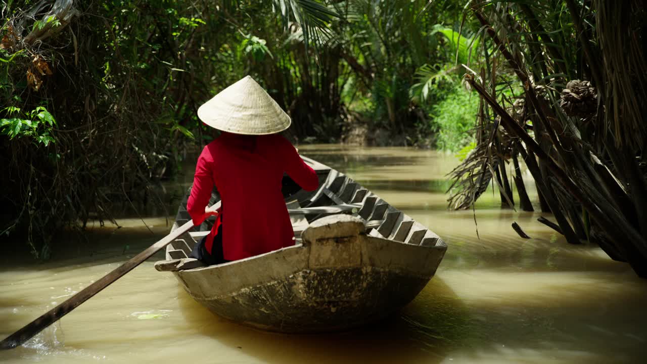 亚洲女性戴传统帽子划船舢板越南视频素材