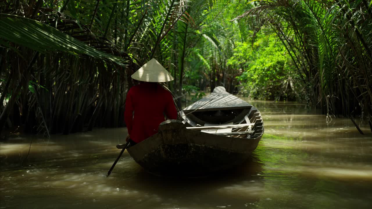 越南女子在越南湄公河划船视频下载