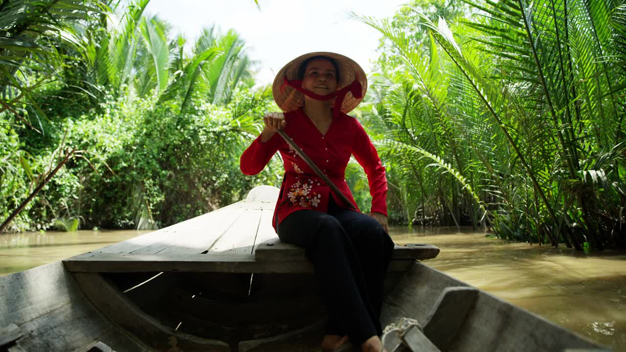 亚洲女性沿着越南的莫凯河旅行视频素材