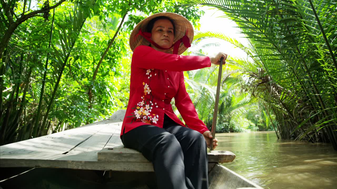 越南舢板上戴着圆锥帽的越南妇女视频素材
