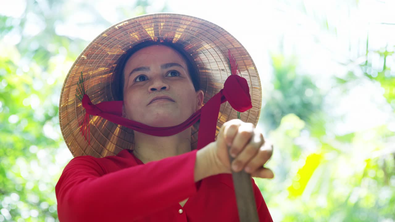 越南女子穿非拉划船舢板越南视频素材