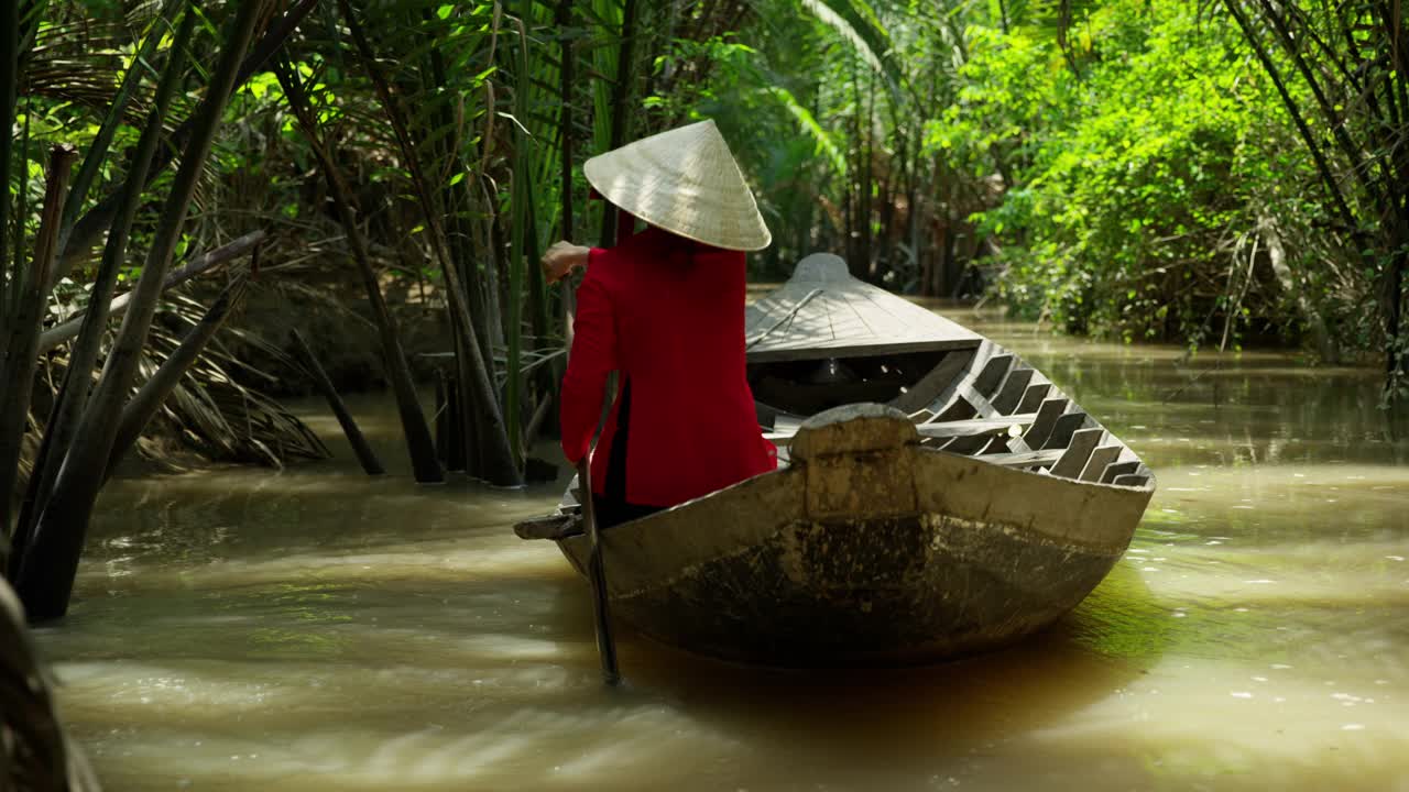 一名越南女性在越南湄公河上旅行视频素材