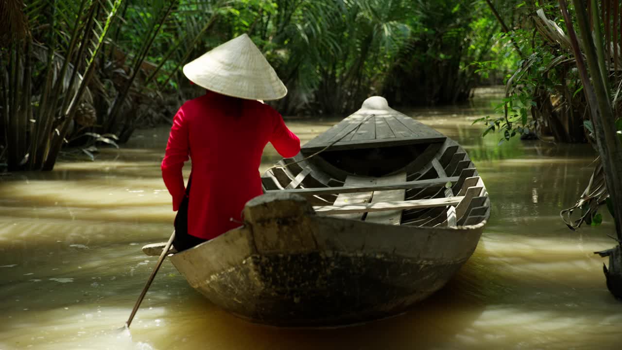 越南湄公河上的木制舢板上的亚洲女士视频下载