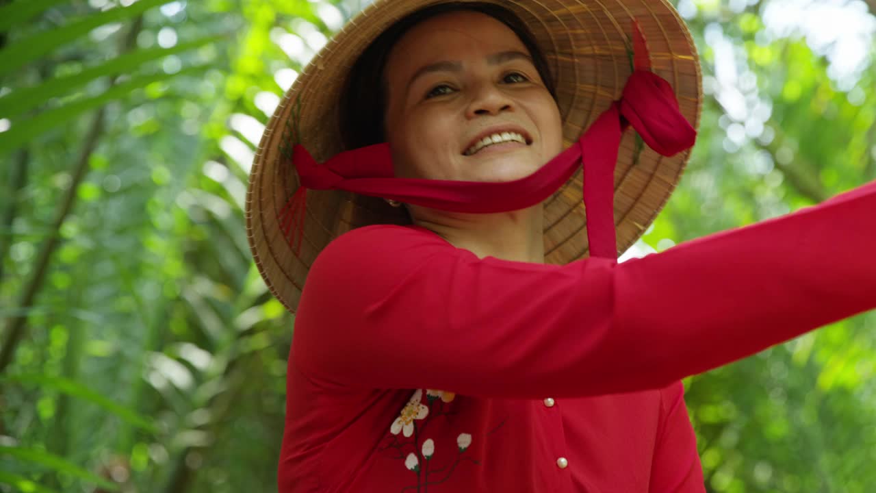 越南女划船沿湄公河越南视频素材