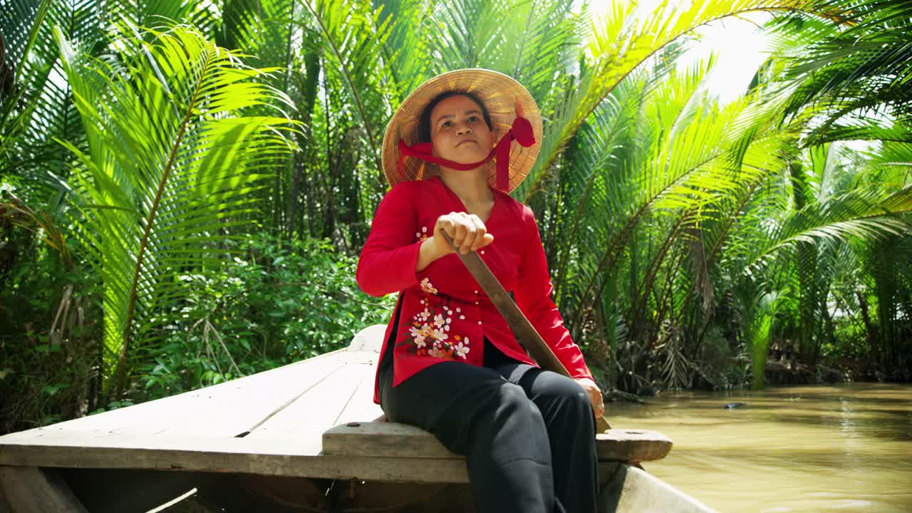 越南女子在越南湄公河上划船视频素材