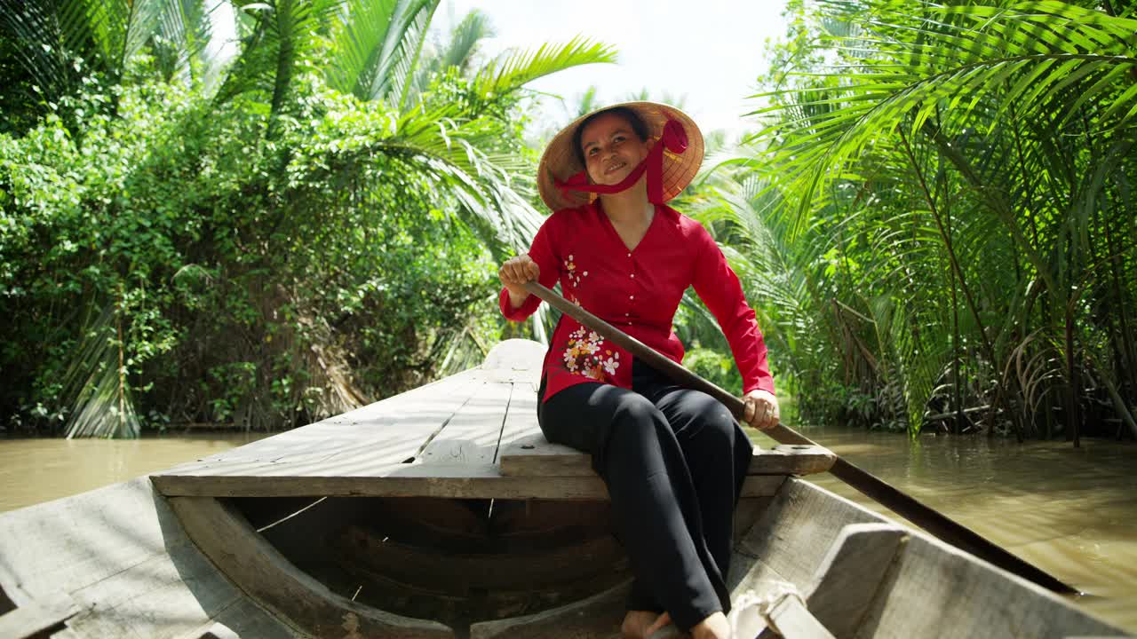 东方女子划着越南湄公河木船视频素材