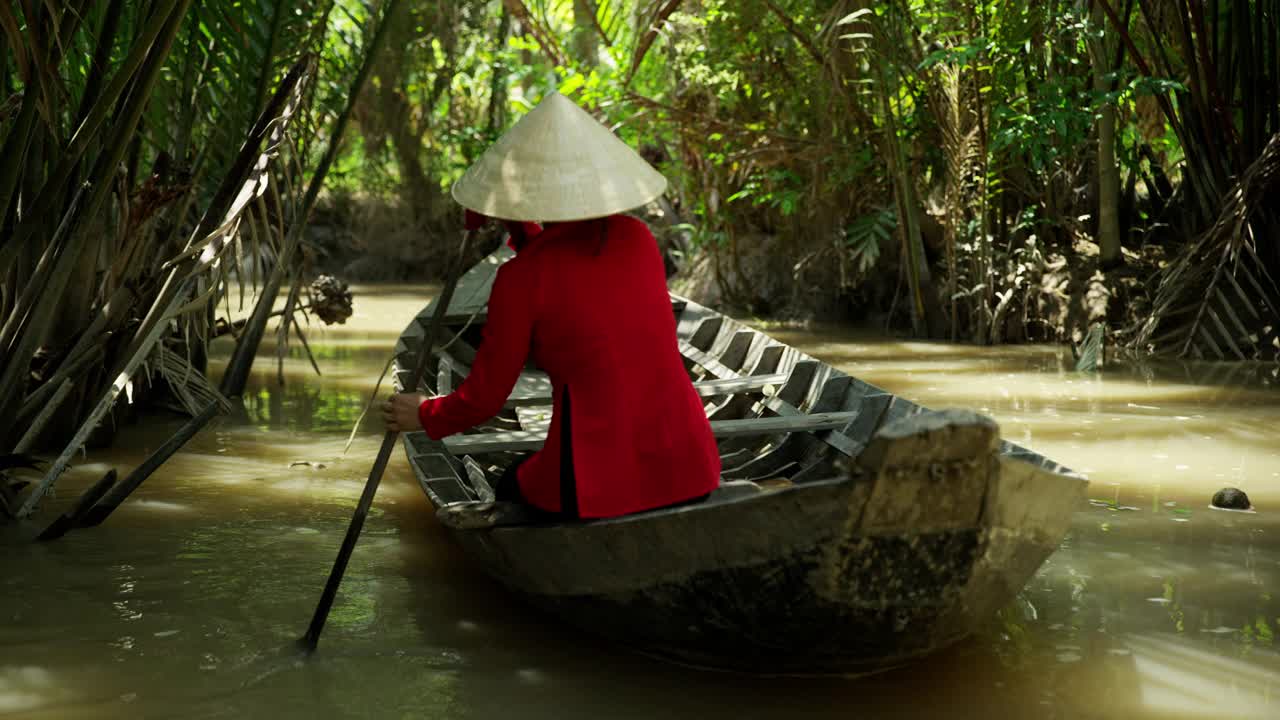 亚洲女性划船沿湄公河越南视频下载