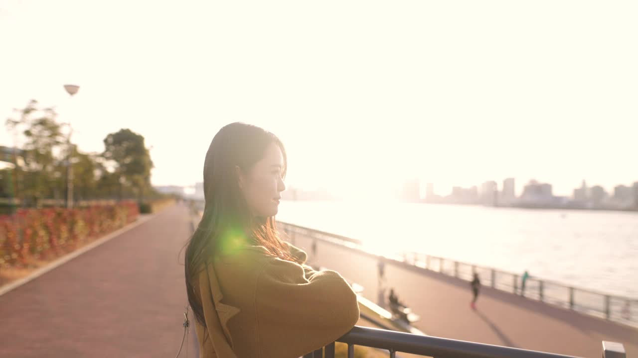 年轻女子在东京湾看日落视频素材