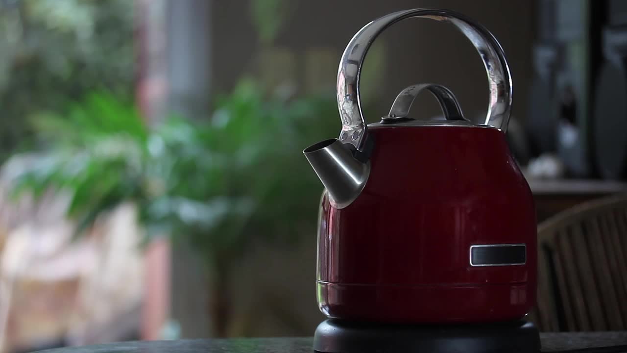 红茶壶配热水。特写镜头。视频下载