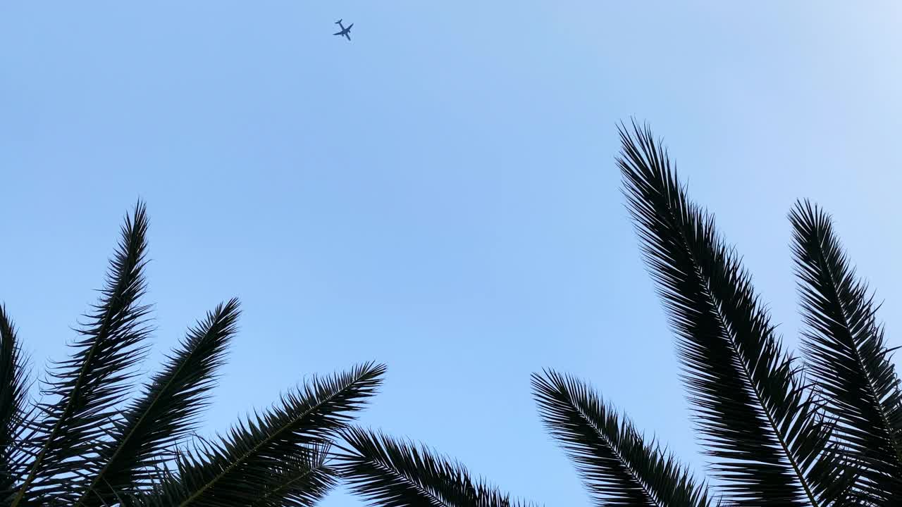 蓝天下的飞机视频素材