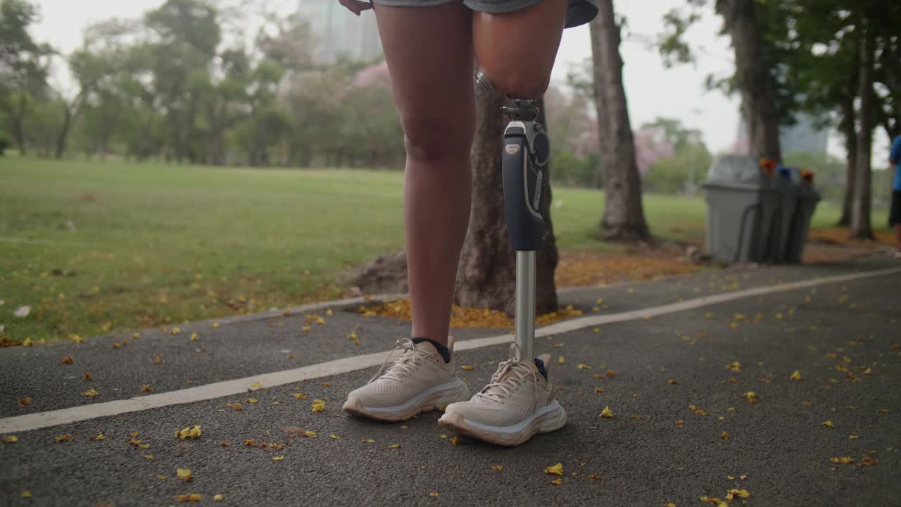 残障妇女慢跑配假肢锻炼视频下载
