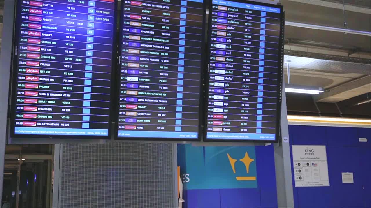 旅客在查看机场的时间表，查询航班。视频素材
