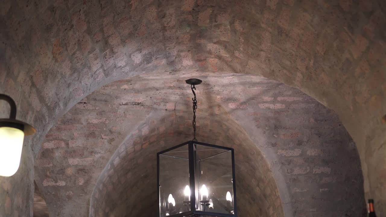 酒窖走廊砖拱顶设计与吊灯视频下载