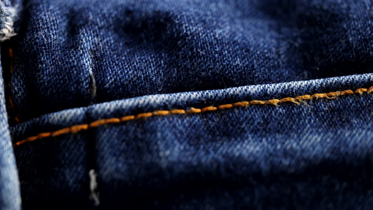 蓝色牛仔裤面料布料材质纹理纺织宏观背景视频下载