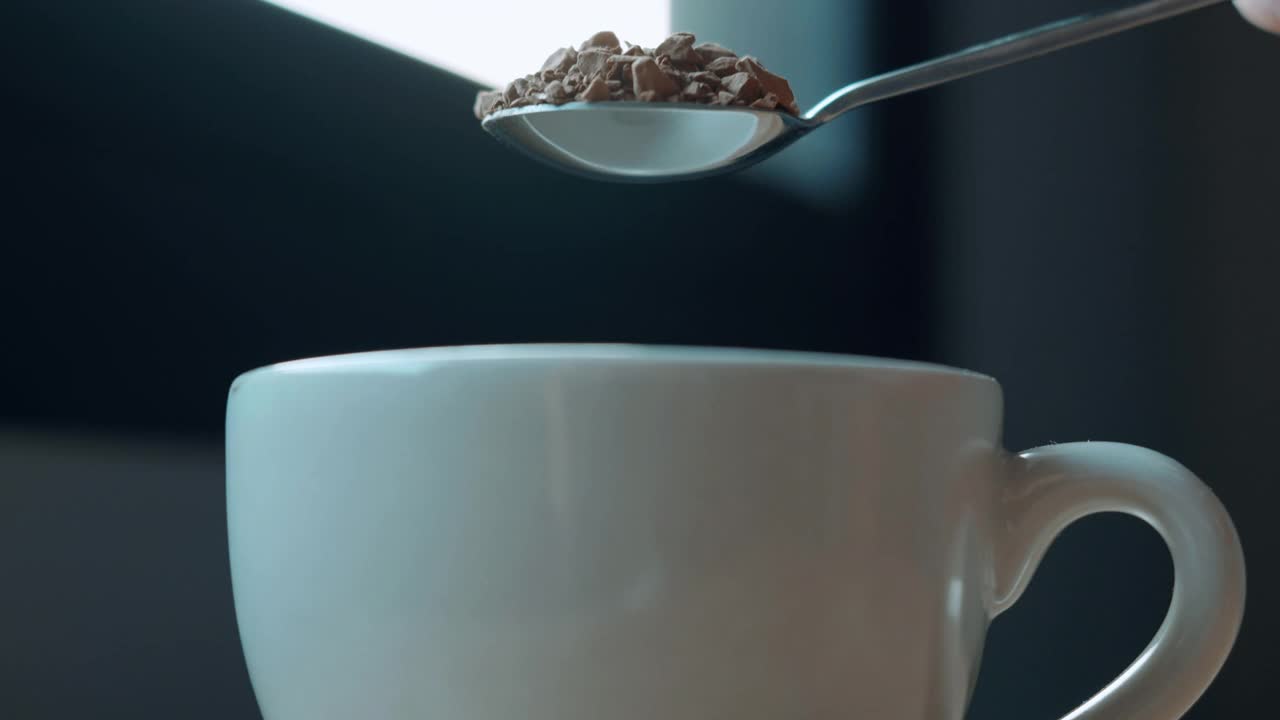 速溶咖啡碎片从勺子上落下的慢动作特写视频下载