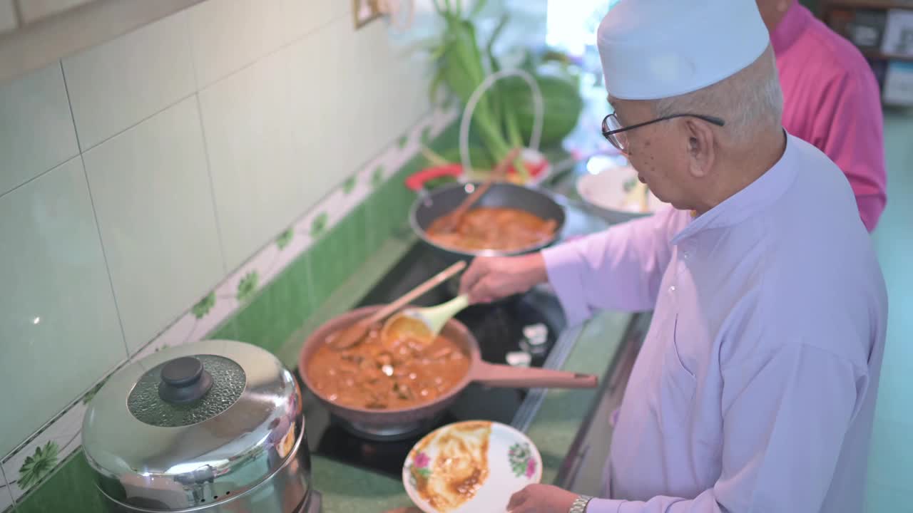 马来家族的祖父和父亲在厨房里并排烹饪传统食物咖喱，准备开斋的家庭团圆饭视频下载
