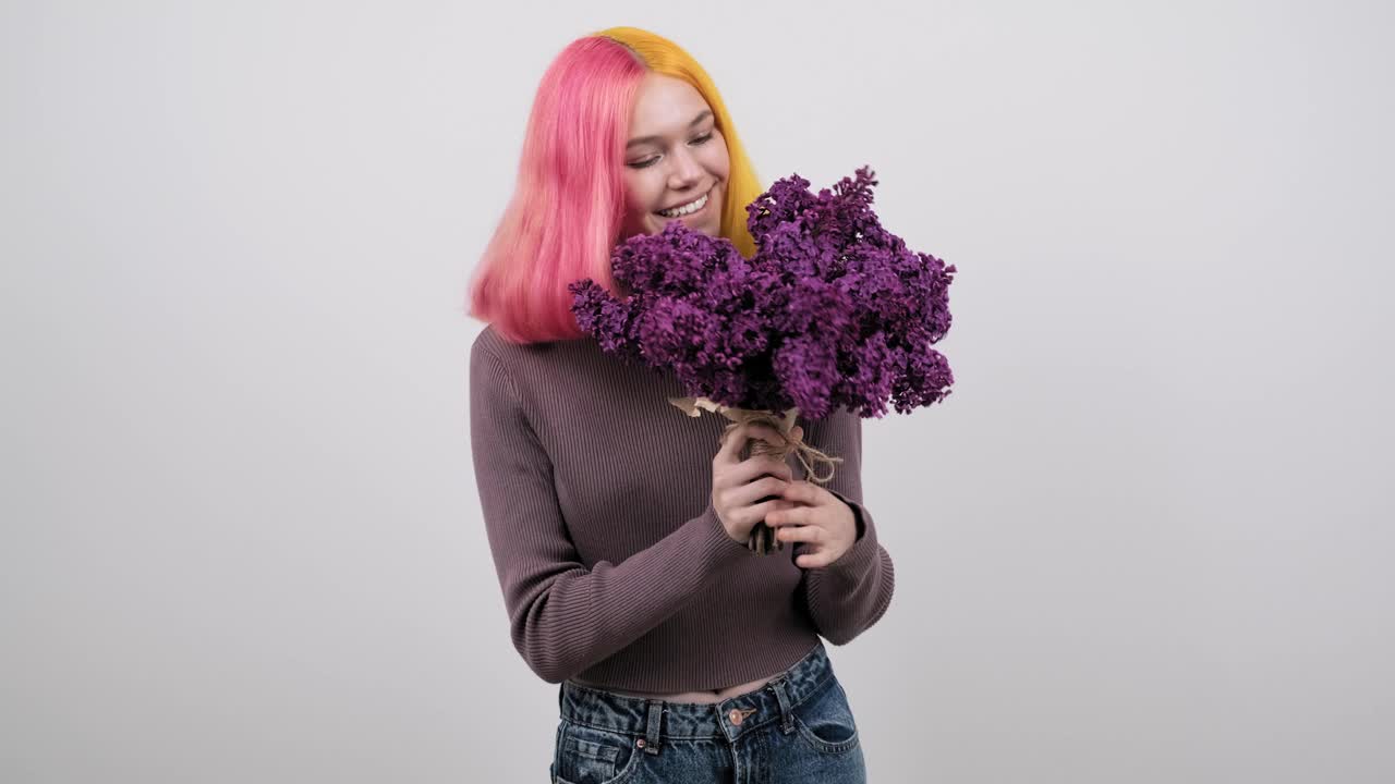 染了紫黄色头发的少女手里拿着丁香花视频下载