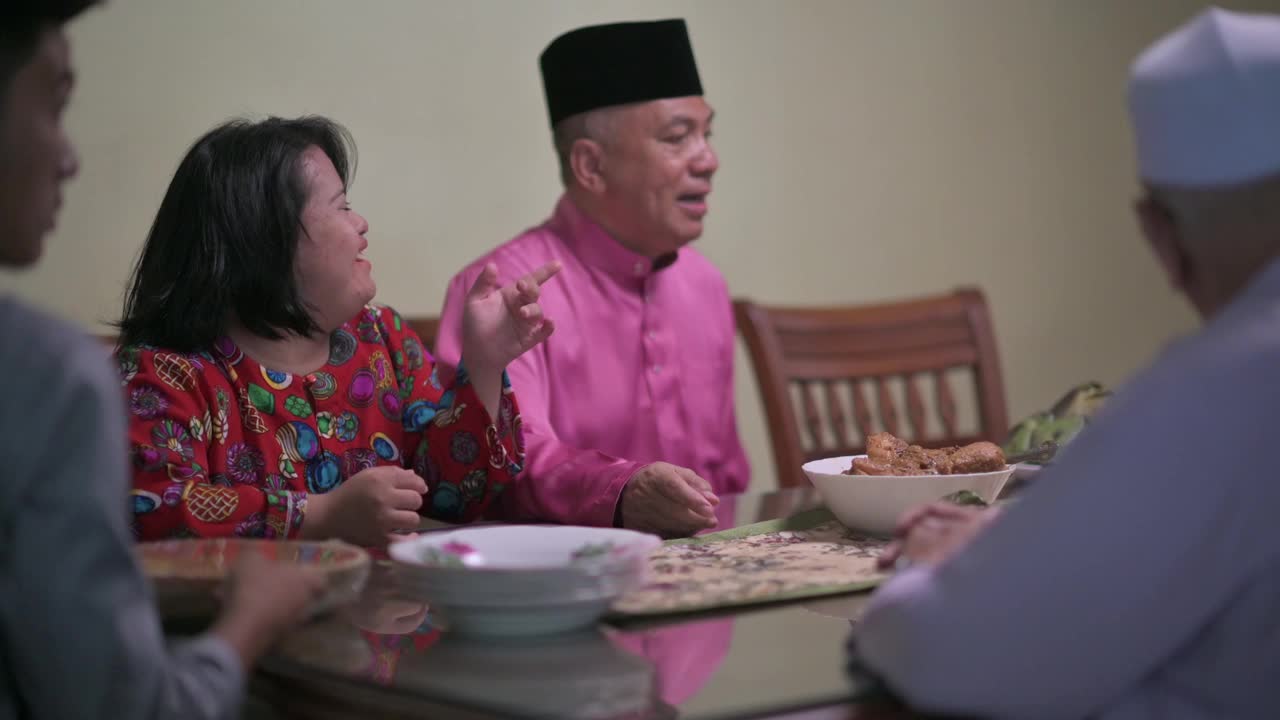 马来亚头发拉亚一家患有唐氏综合症的女儿坐在饭厅等待家人吃团圆饭视频下载