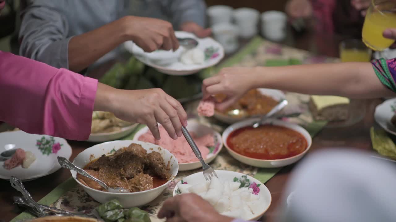 高角马来西亚马来家庭在家里吃家庭团圆饭什锦马来食物庆祝开斋节视频下载