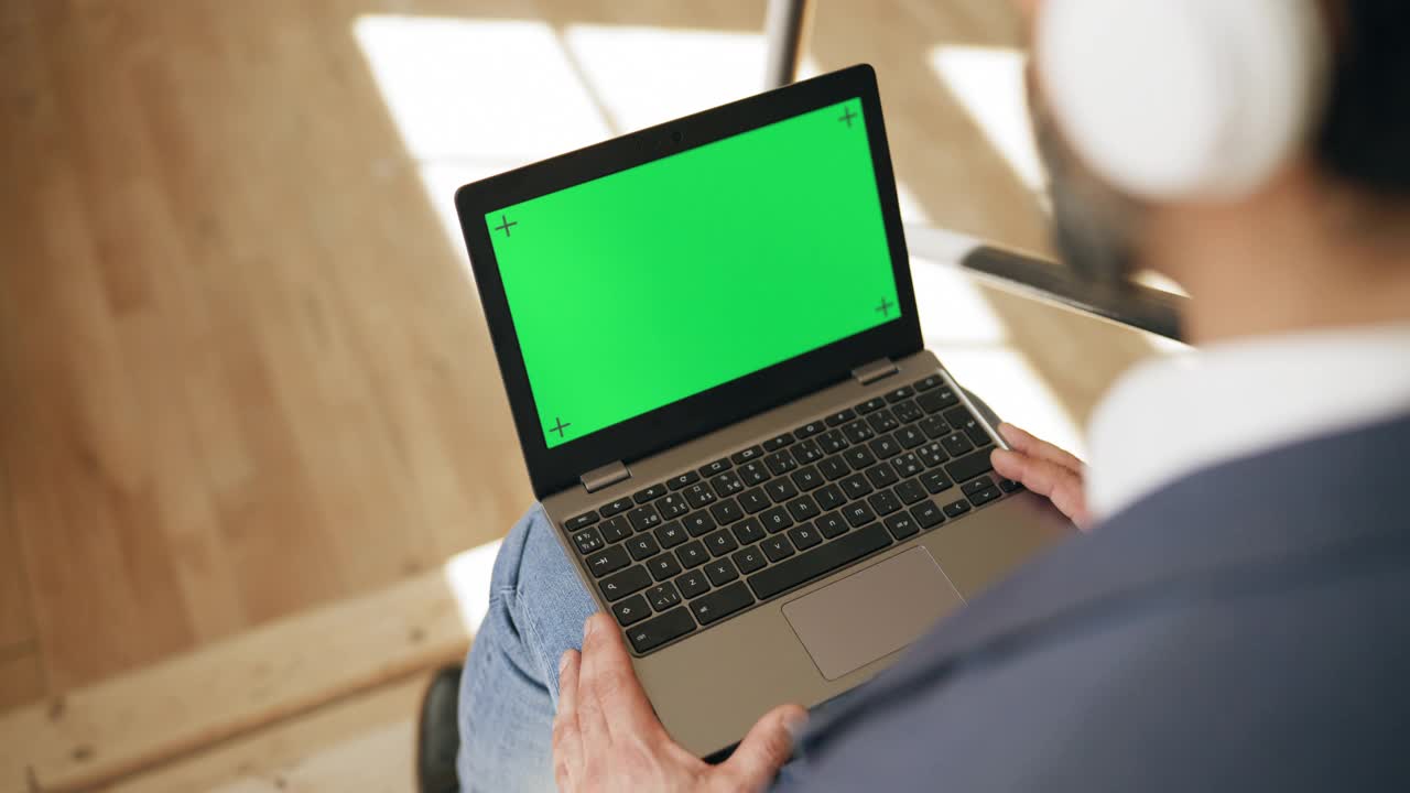 商人在笔记本电脑屏幕前用色度键视频下载