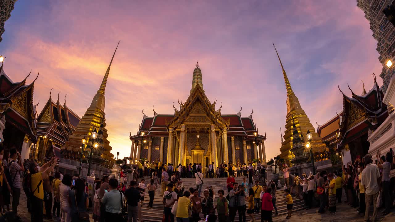 一群匿名人士在泰国曼谷翡翠佛寺金塔中行走的4K延时视频。佛寺和大皇宫在旧城，城市。佛教寺庙，泰国建筑。一个旅游景点视频素材