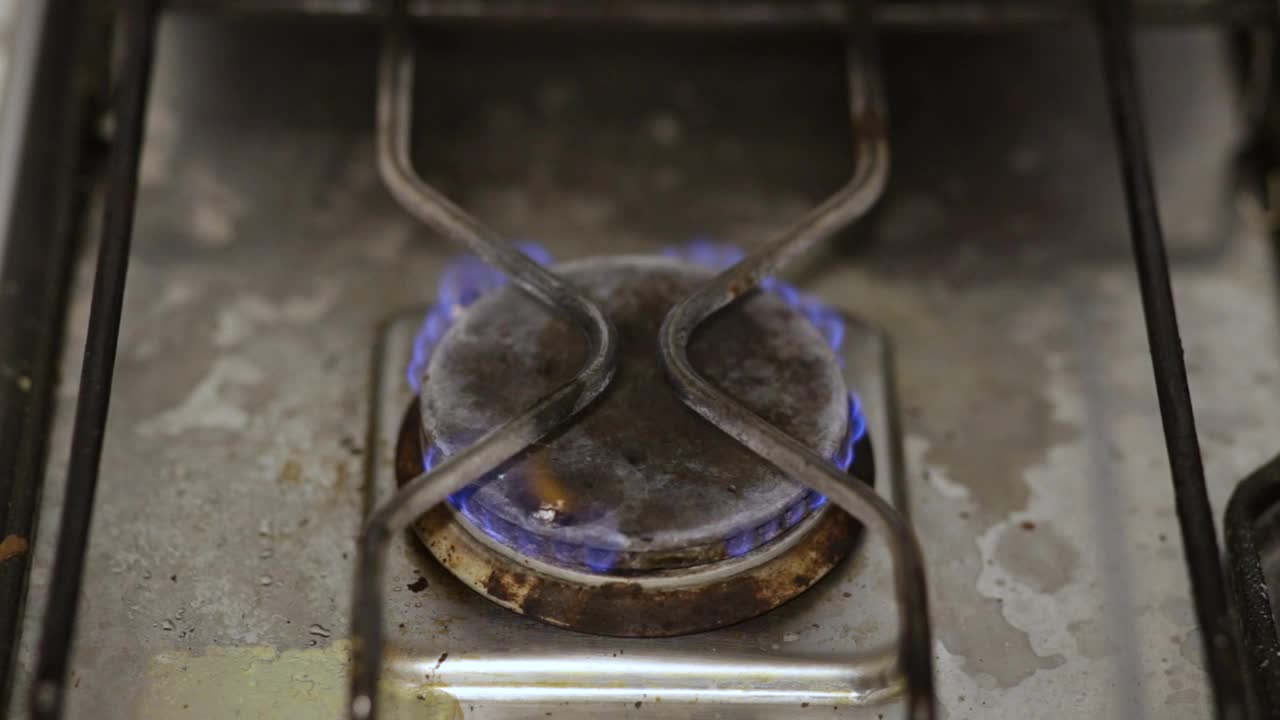 煤气炉燃烧时发出蓝色火焰。视频下载