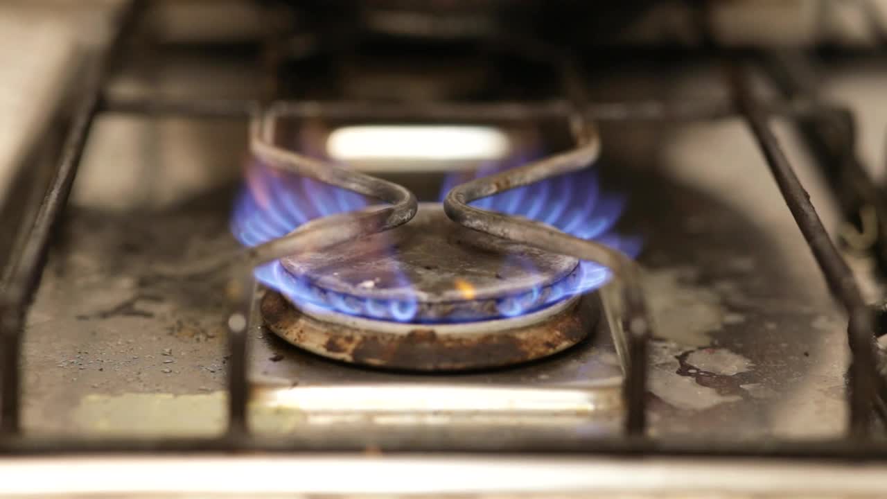 煤气炉燃烧时发出蓝色火焰。视频下载