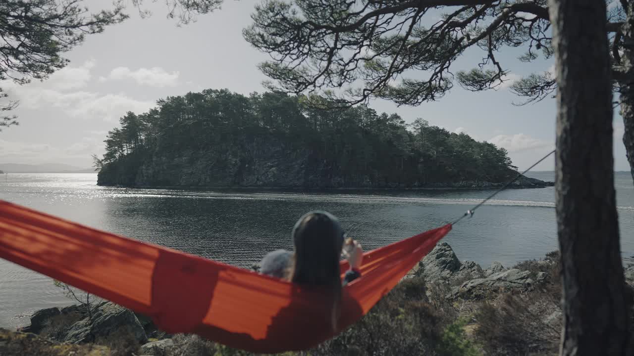 挪威的春天:在户外的吊床上冒险视频下载