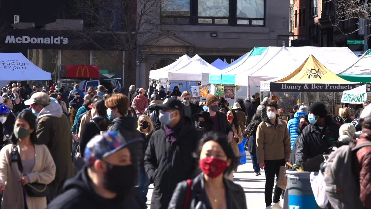 在新冠肺炎大流行期间，一群人在联合广场绿色市场购物。视频下载