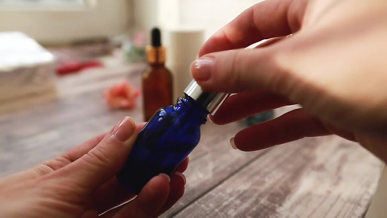女性双手打开一瓶透明质酸，拿出吸管视频下载