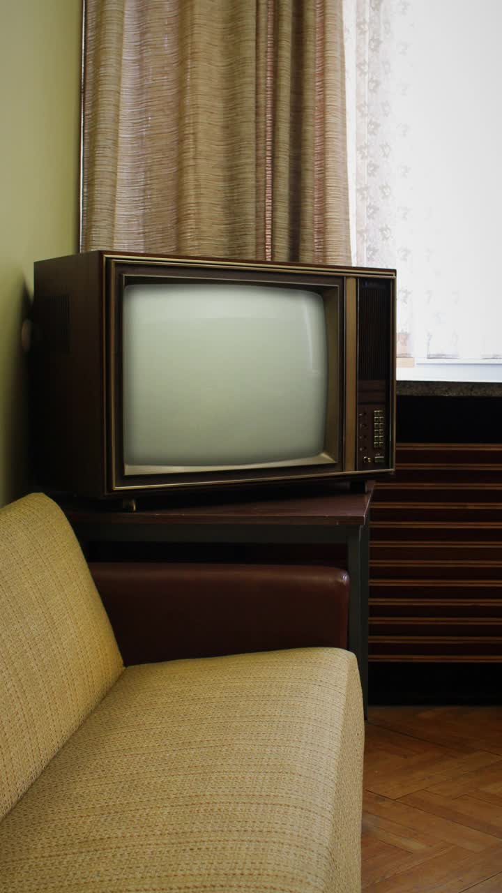 复古电视在一个复古的客厅与彩色键屏幕视频下载