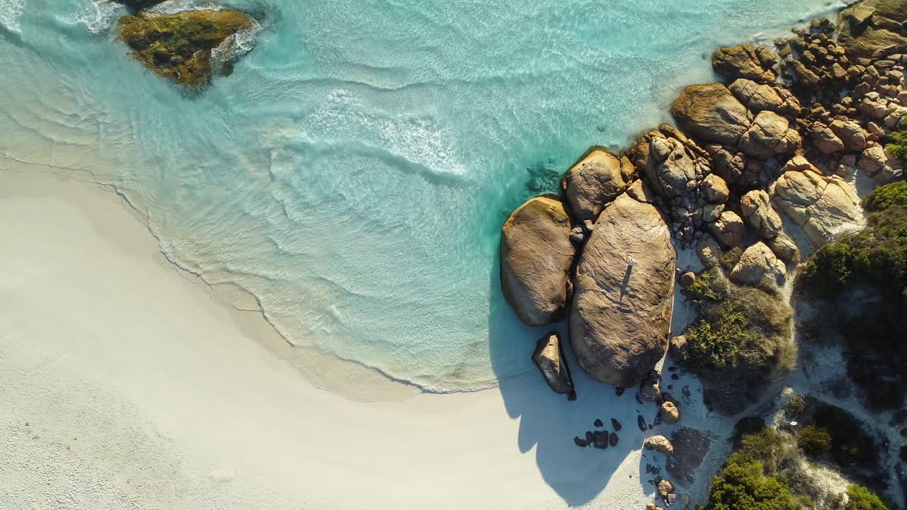 鸟瞰图暮光海滩埃斯佩兰斯西澳大利亚- 4K无人机视频素材