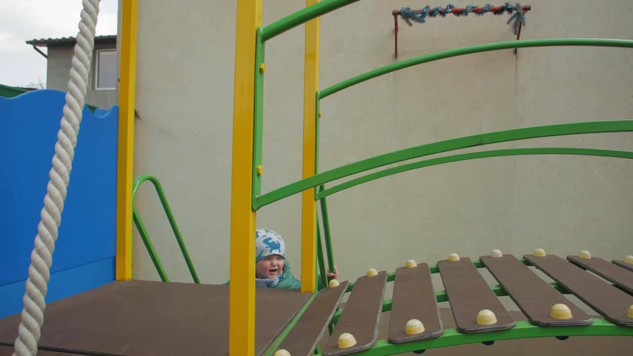 滑梯上的小男孩和小女孩视频素材