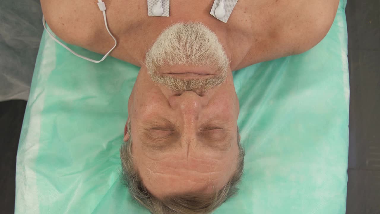 在医院里，医生或护士给老年病人戴上氧气面罩。大流行COVID-19视频下载